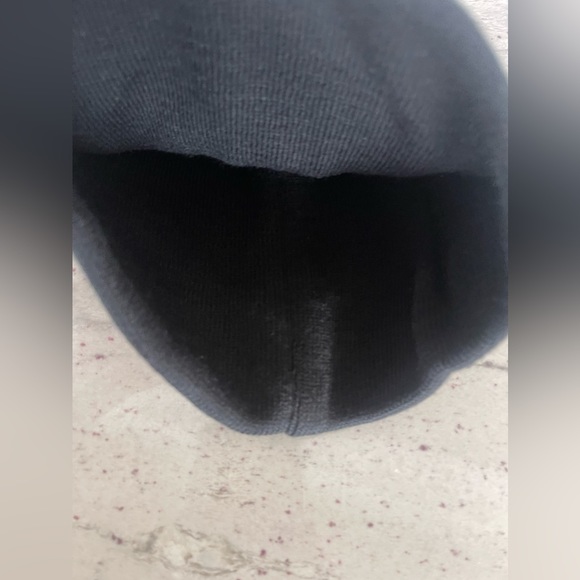 New beanie hat and gloves with skull design - Picture 4 of 5